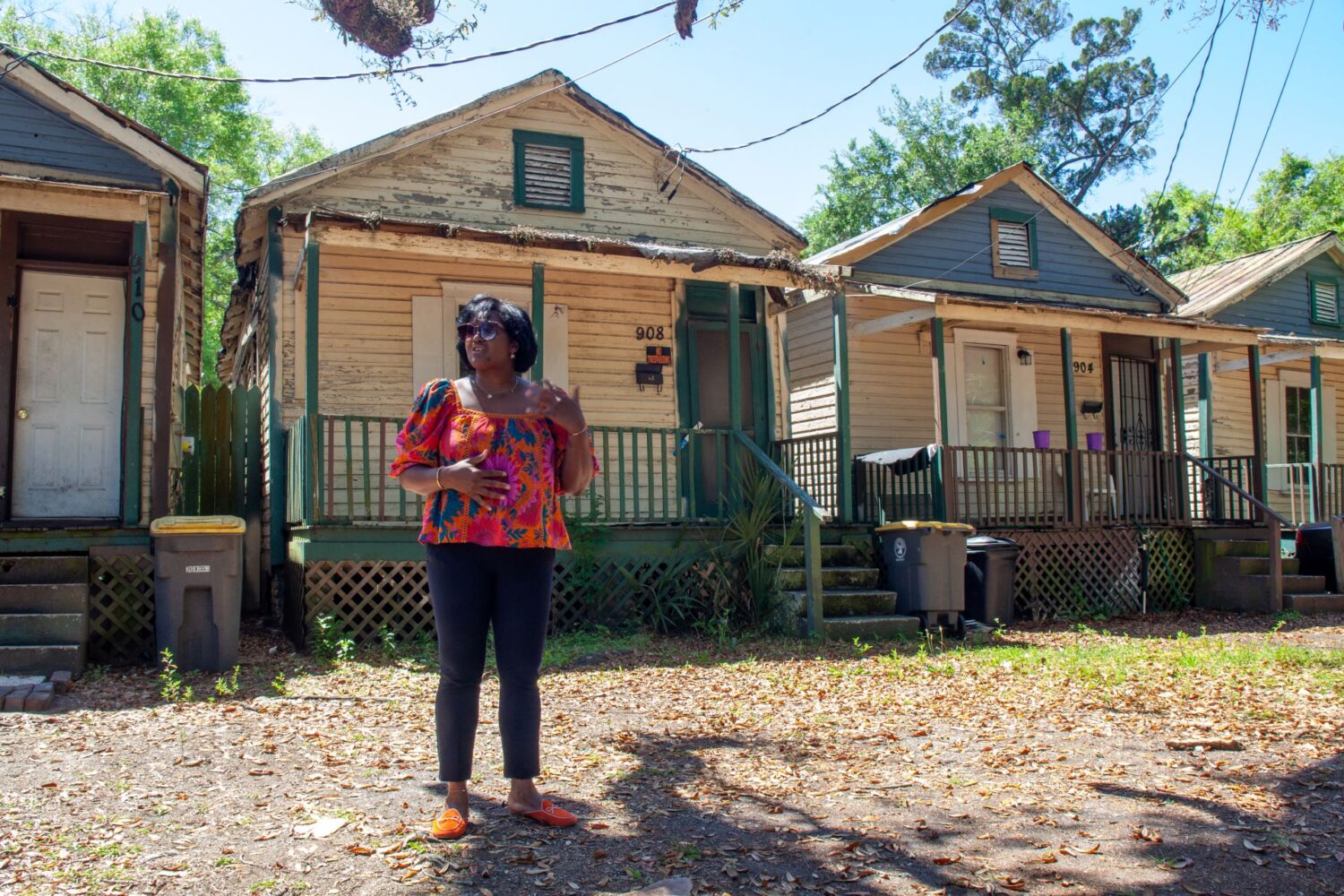 A person gives a tour in front of houses in the Eastside of Jacksonville.